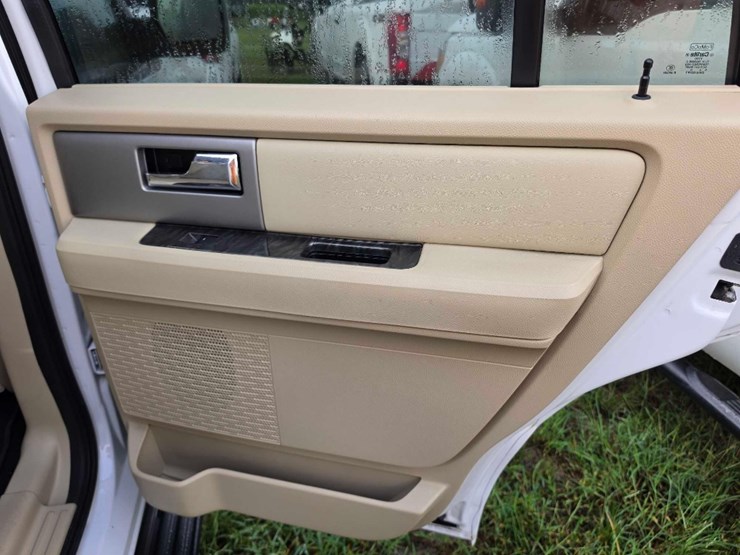 2017-ford-explorer-image-11