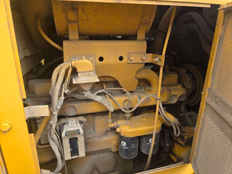 deere-750b-lt-image-25