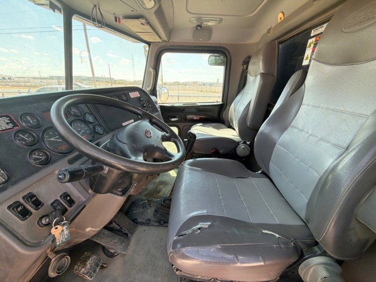 2019-peterbilt-367-image-17