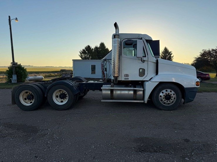 2005-freightliner-century-120-image-32