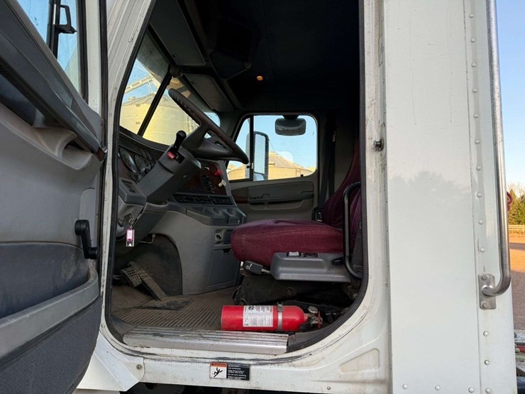 2005-freightliner-century-120-image-2