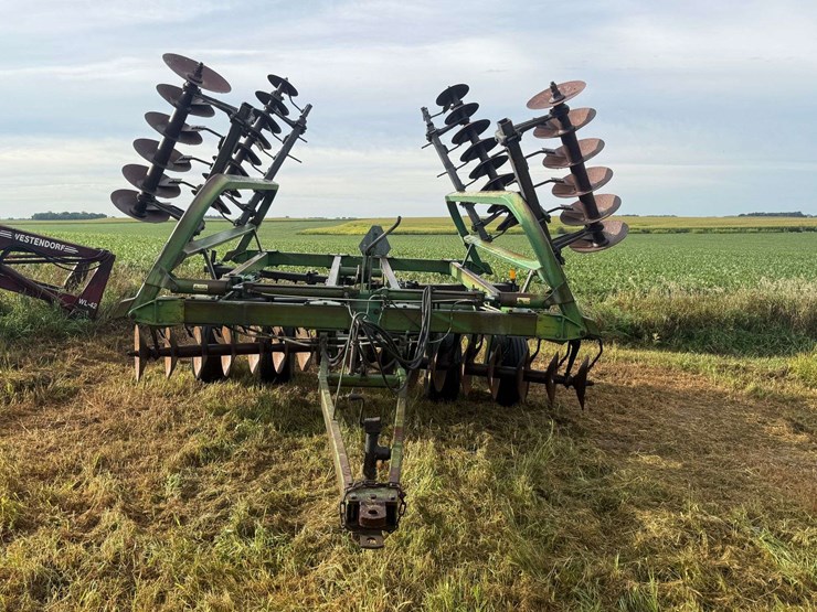 john-deere-235-image-3