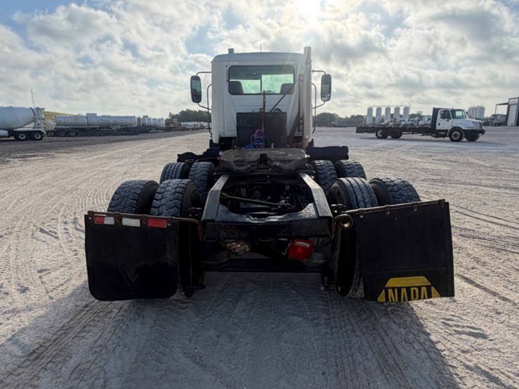 2011-mack-cxu613-day-cab-image-6