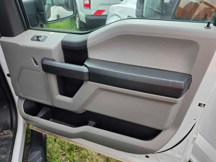 2017-ford-f150-xl-image-8