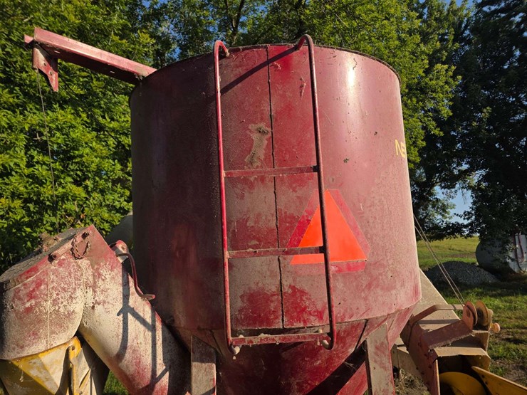 new-holland-355-image-23