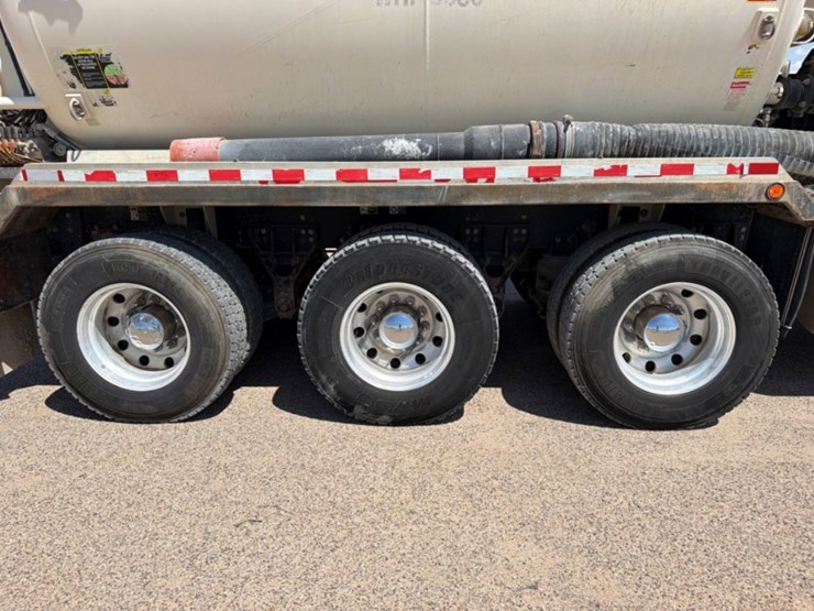 2019-peterbilt-567-image-8