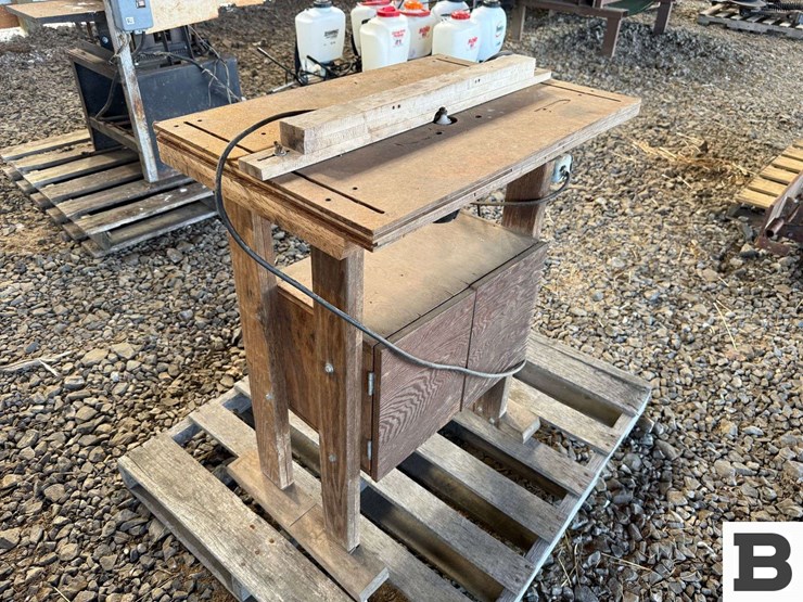 wood-router-table-w/-router-image-2
