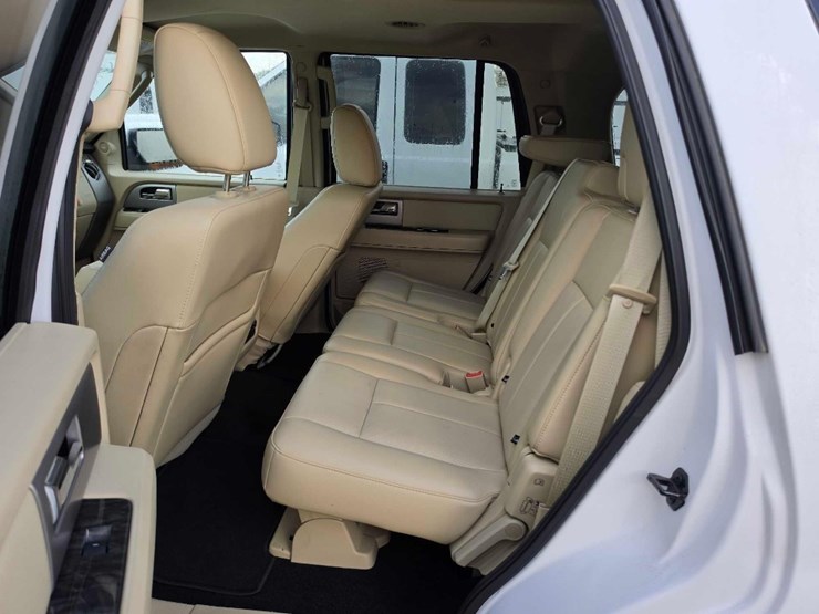 2017-ford-explorer-image-15