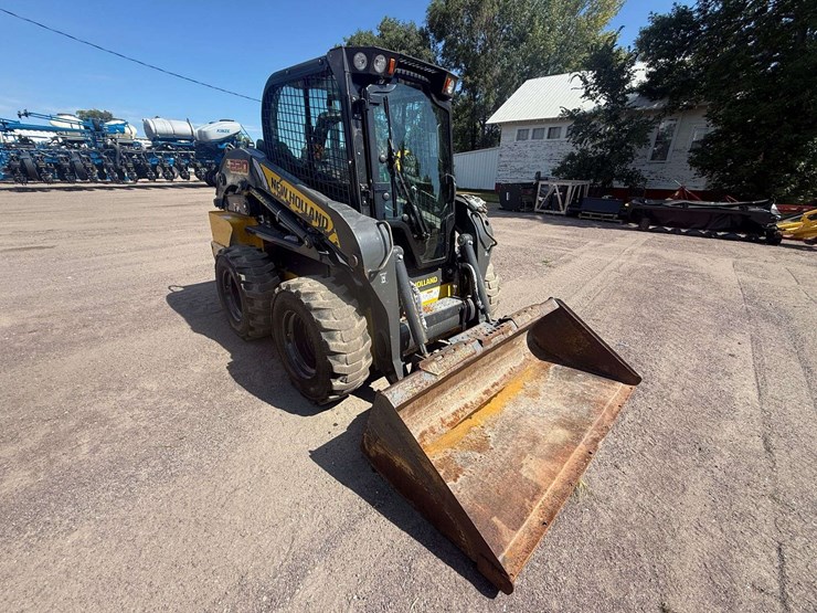 new-holland-l220-image-23