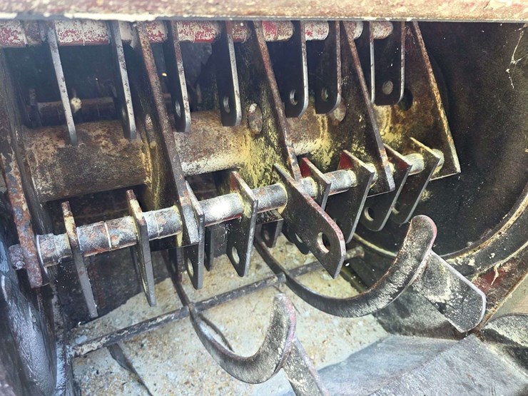 new-holland-355-image-34