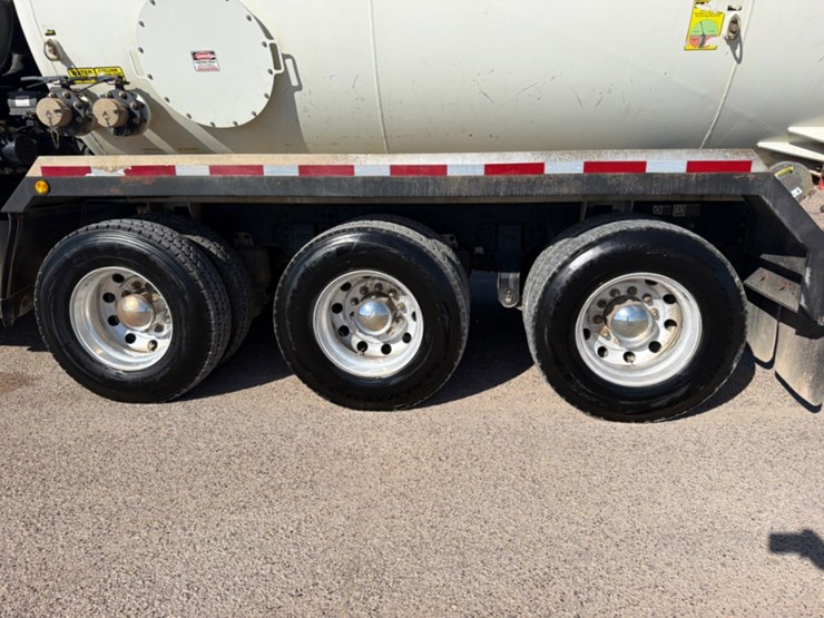 2024-kenworth-t880-image-16
