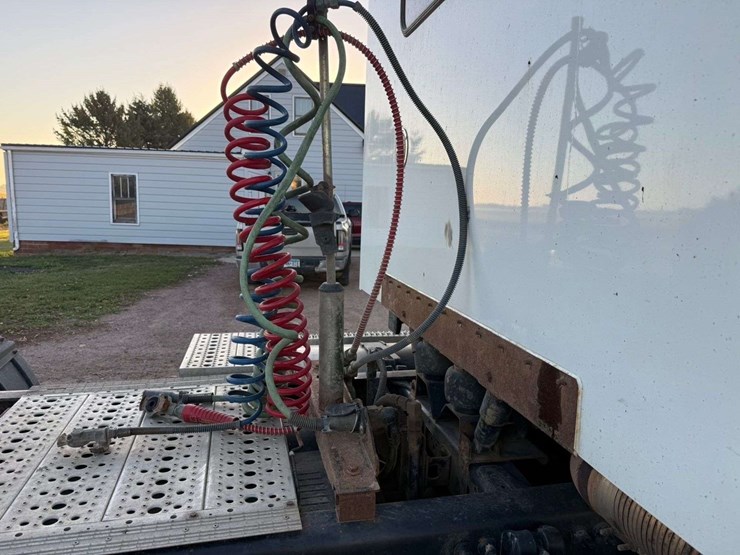 2005-freightliner-century-120-image-21