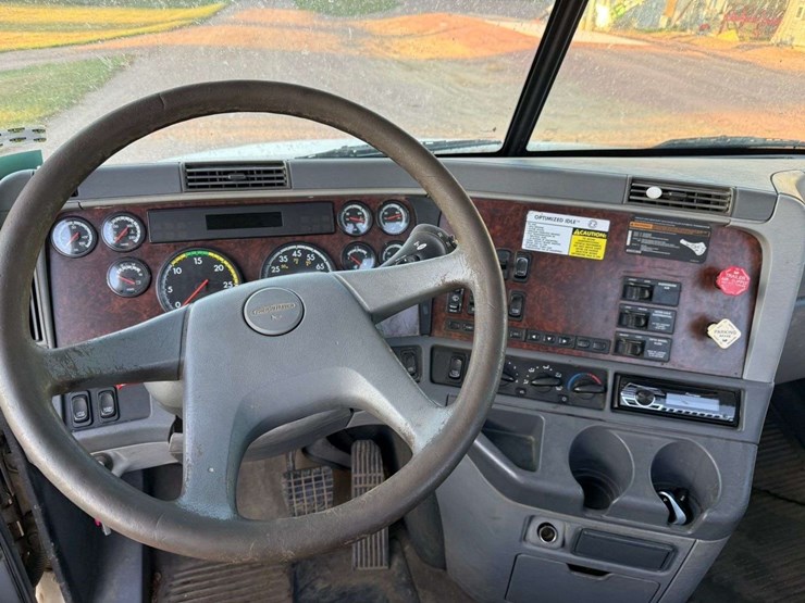 2005-freightliner-century-120-image-6