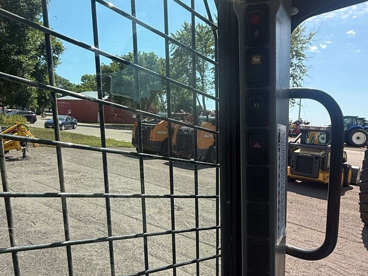 new-holland-l220-image-17