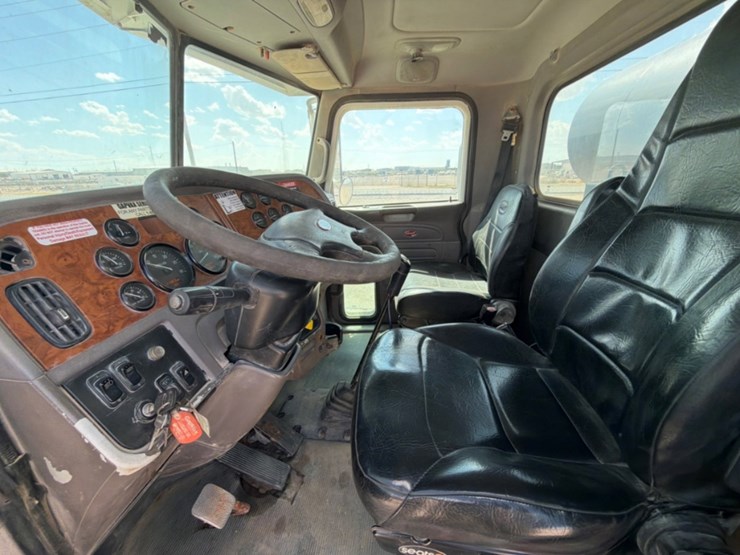 2009-peterbilt-367-image-13