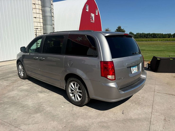 2016-dodge-grand-caravan-sxt-image-3