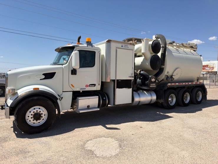 2020-peterbilt-567-image-1