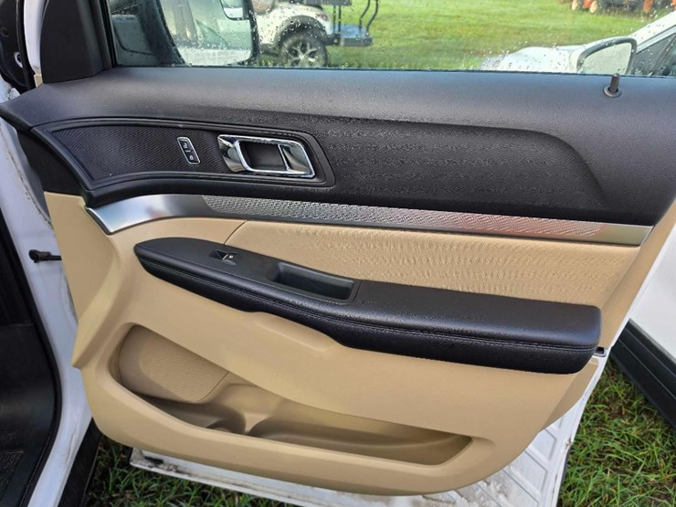 2017-ford-explorer-image-10