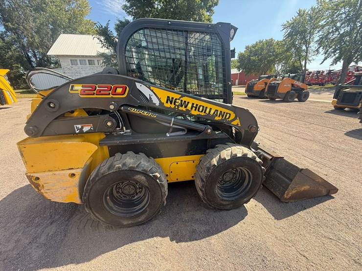 new-holland-l220-image-26