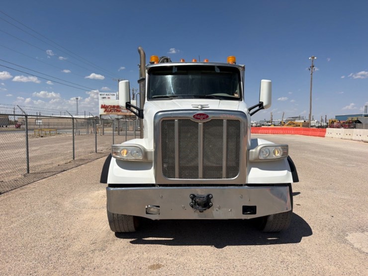 2020-peterbilt-567-image-2