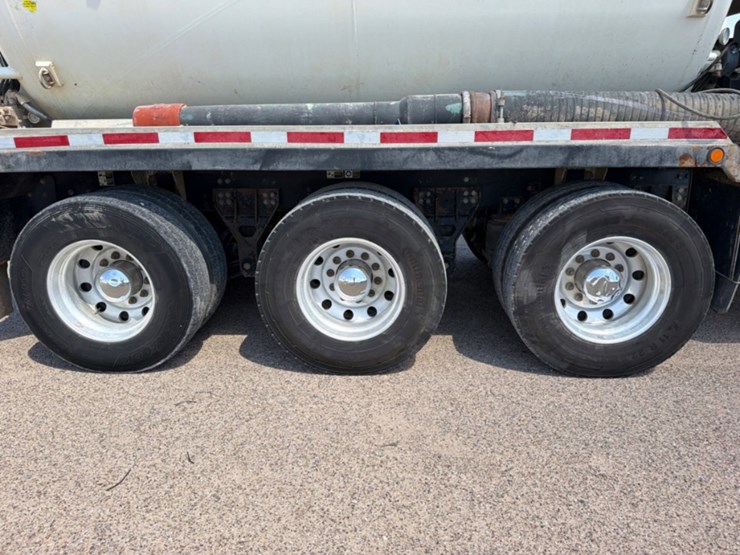 2018-peterbilt-567-image-9