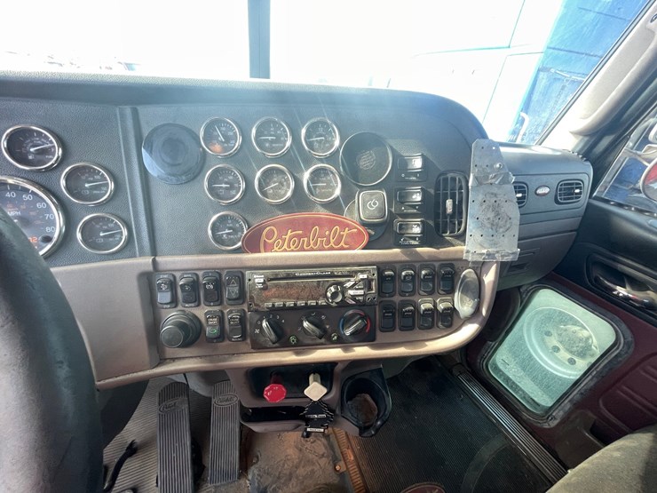 2012-peterbilt-388-image-29