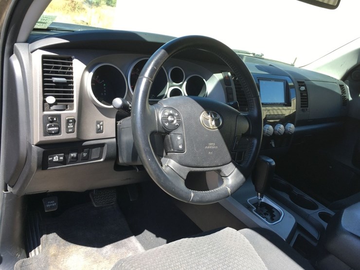 2010-toyota-tundra-sr5-image-10