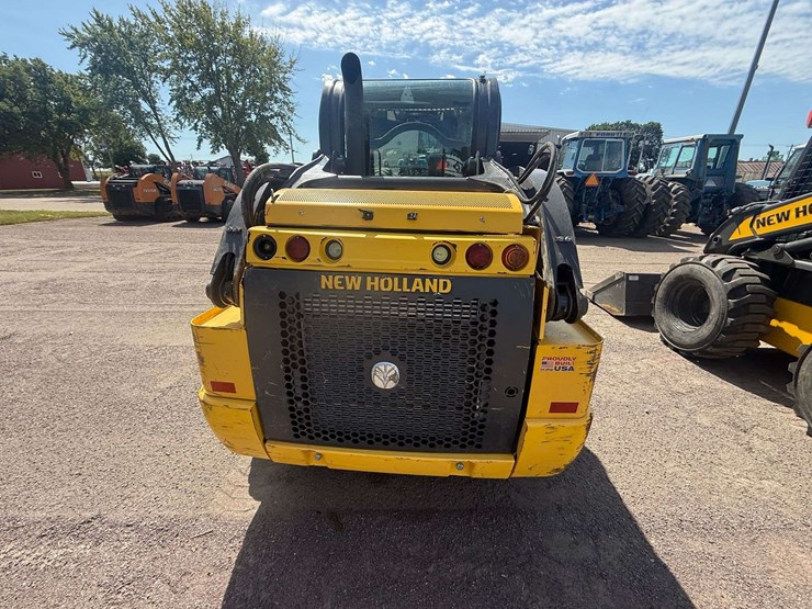 new-holland-l220-image-32