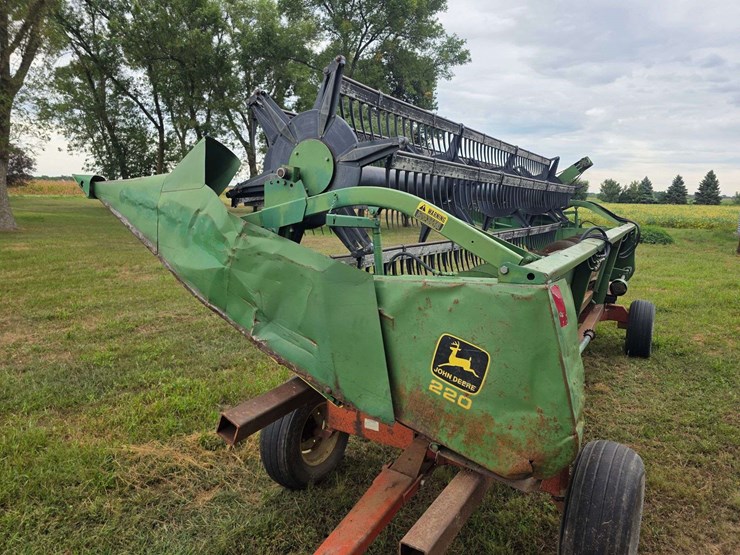 john-deere-220-image-2