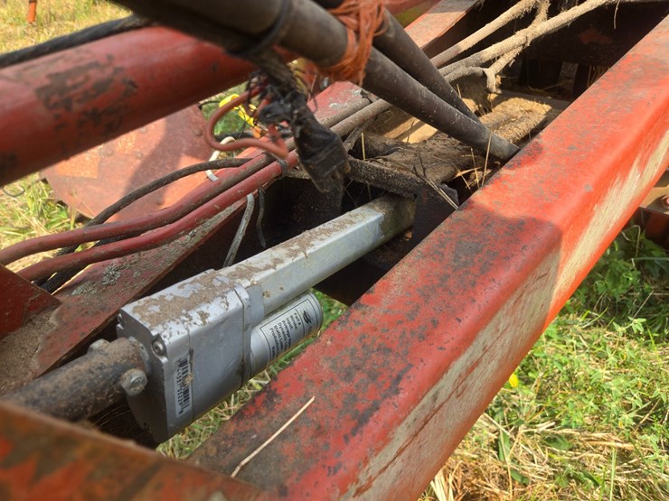 hesston-5540-image-15