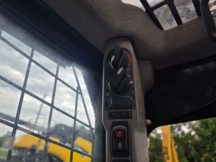 new-holland-c232-image-40