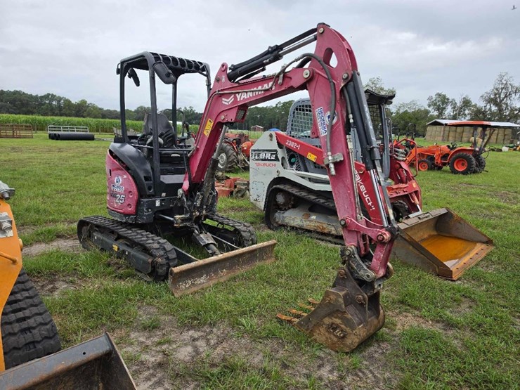 2022-yanmar-vio25-image-1