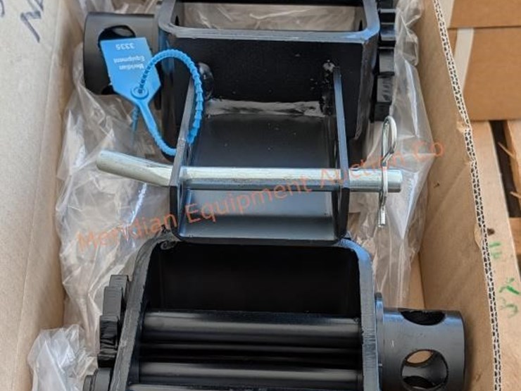 ~8--4"-stake-pocket-winches-image-3