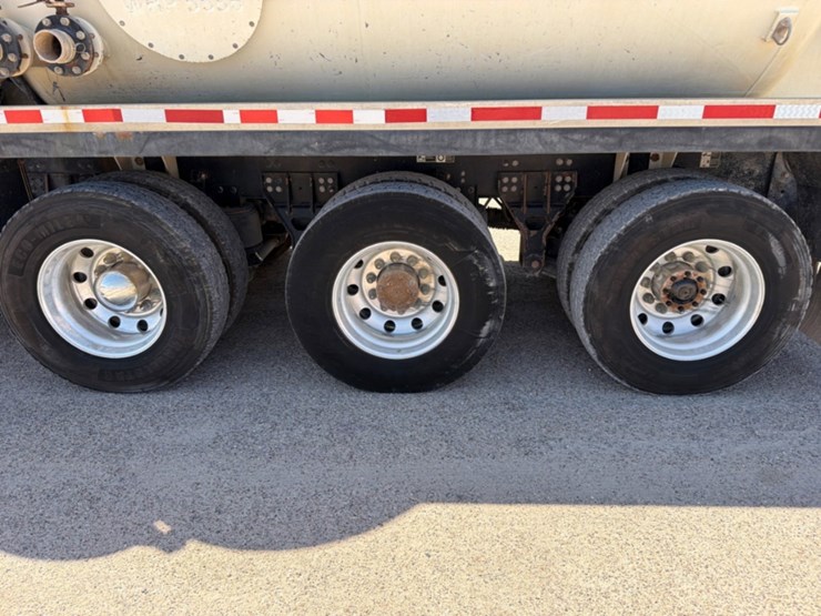 2020-peterbilt-567-image-14