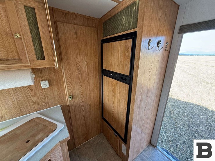 2002-tahoe-transport-21'-toy-hauler-travel-trailer-image-42