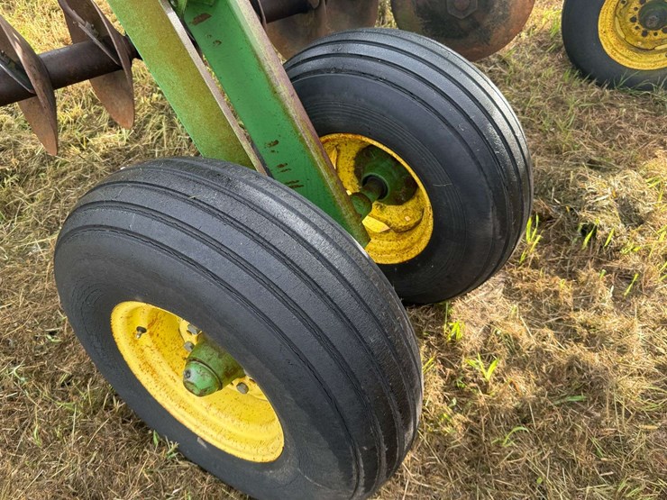 john-deere-235-image-11