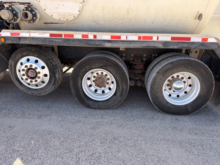 2020-peterbilt-567-image-13