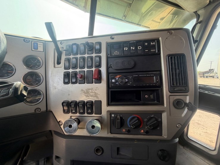 2015-mack-cxu613-day-cab-image-11