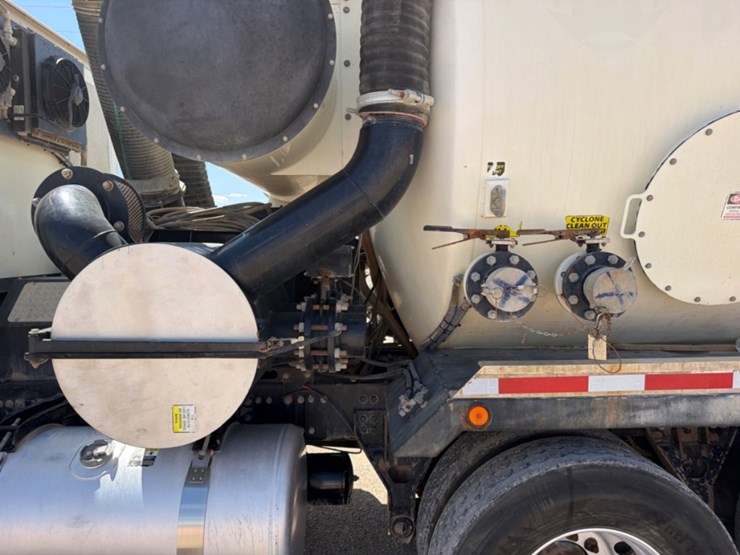 2018-peterbilt-567-image-15