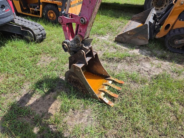 2022-yanmar-vio25-image-9