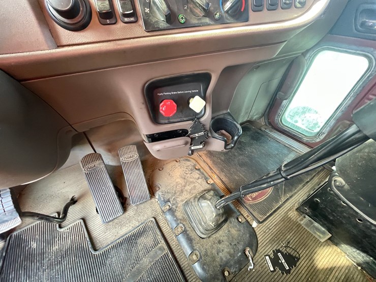 2012-peterbilt-388-image-33