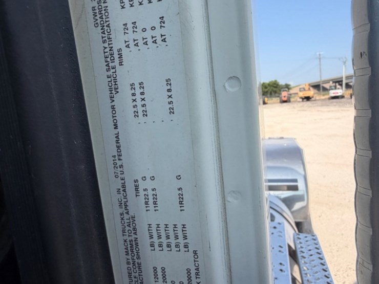2015-mack-cxu613-day-cab-image-16