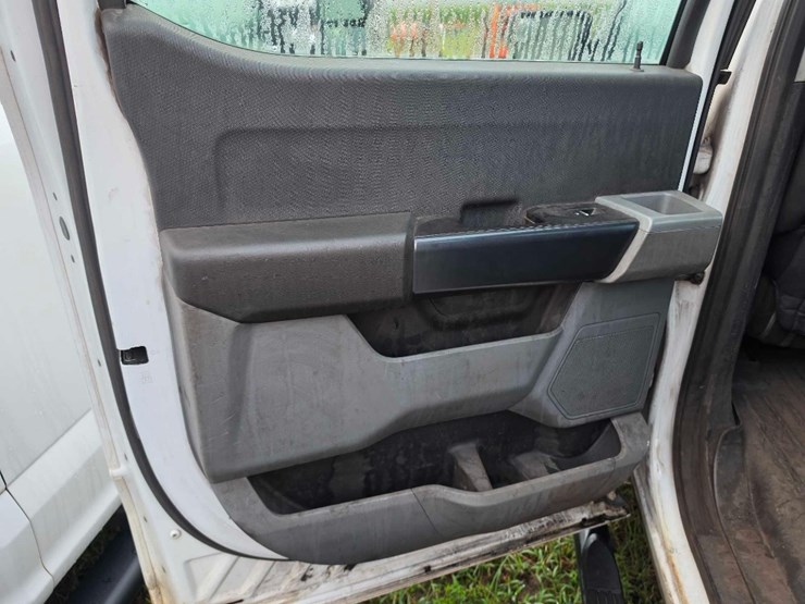 2022-ford-f150-xl-image-12
