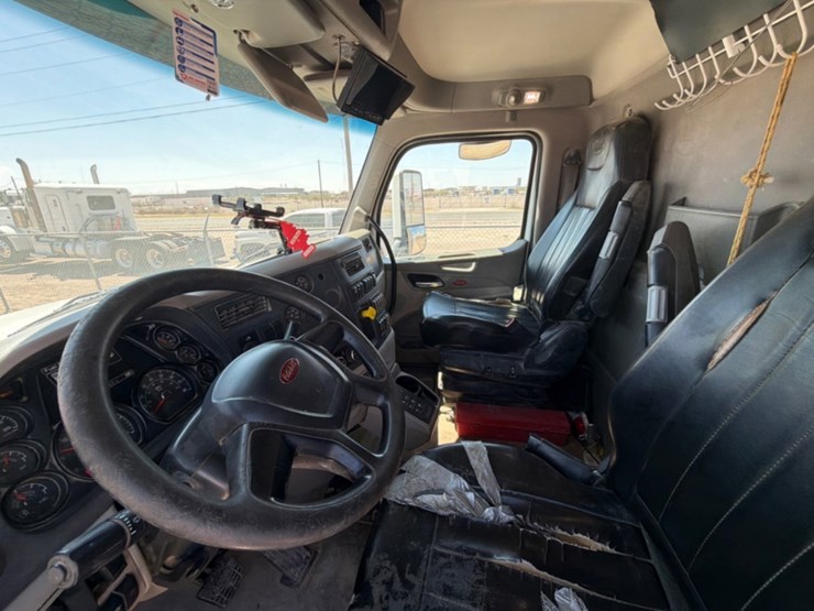 2020-peterbilt-567-image-17