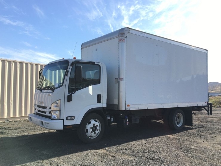 2022-isuzu-npr-hd-image-1