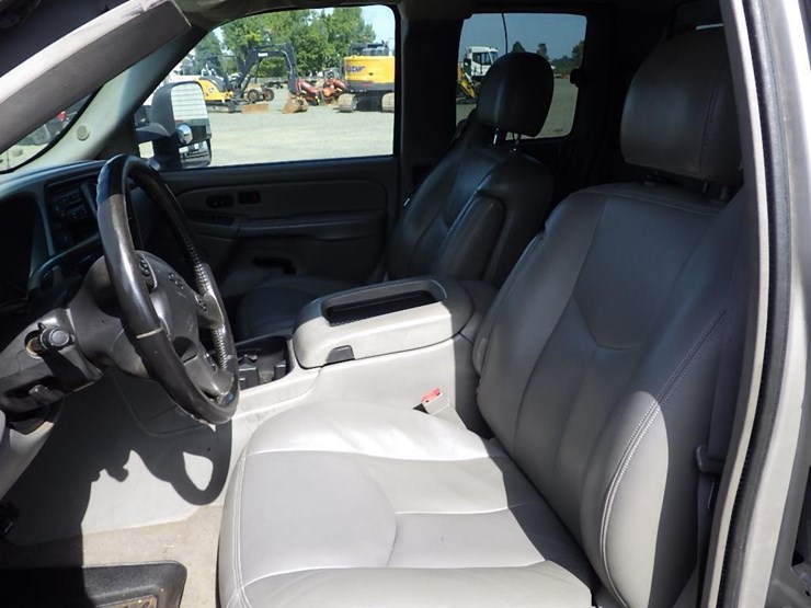 2004-chevrolet-2500hd-image-21