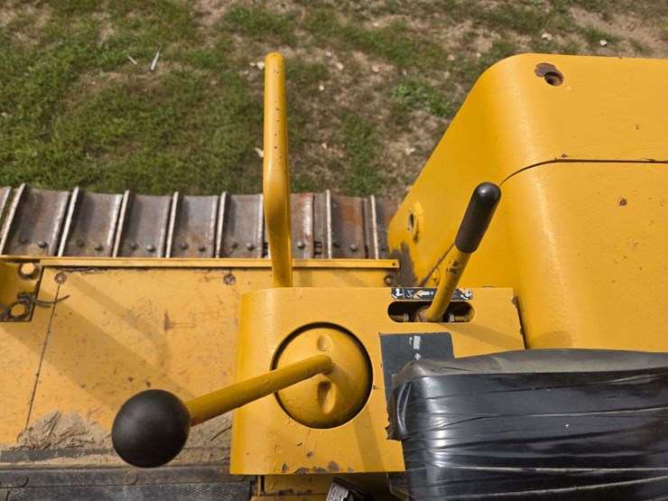 deere-750b-lt-image-40