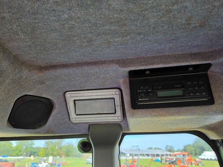 223---new-holland-tn70da-utility-tractor-image-13