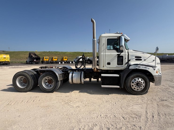 2015-mack-cxu613-day-cab-image-4