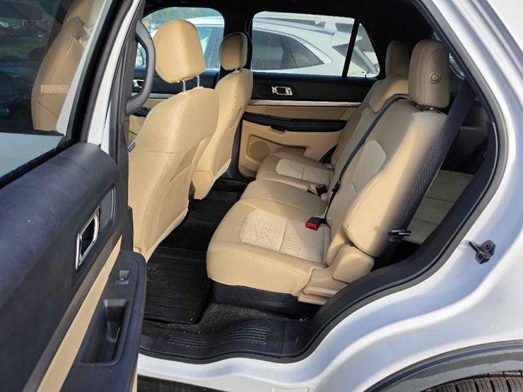 2017-ford-explorer-image-11